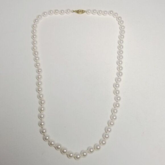 Vintage White Faux Pearl Single Strand Beaded Necklace with Gold Tone Clasp - Picture 3 of 7
